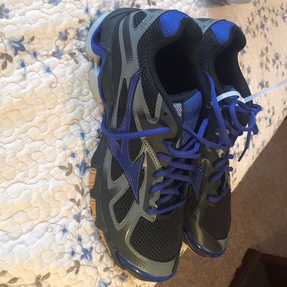 BRAND NEW MIZUNO SHOES. BLACK WITH BLUE.